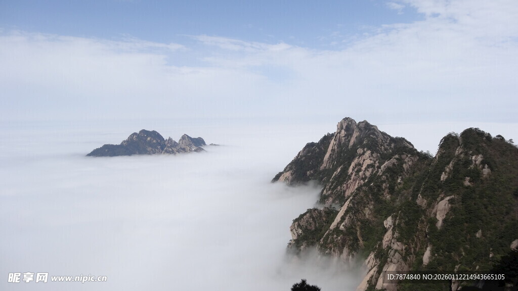 云海中的巍峨山峰