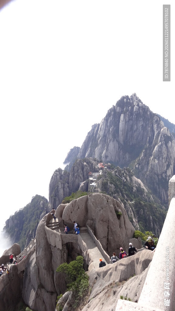 巍峨山峰上的攀登者