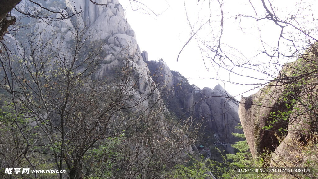 巍峨山景 山间绿意初显