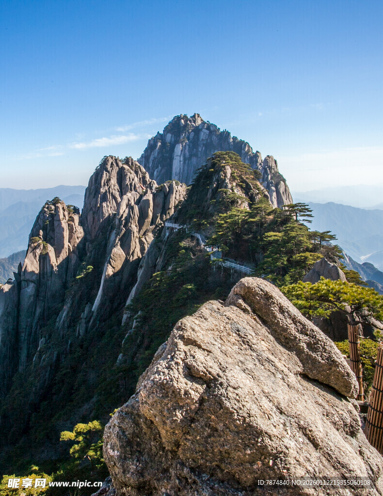 巍峨峻峭的壮丽山峰景观