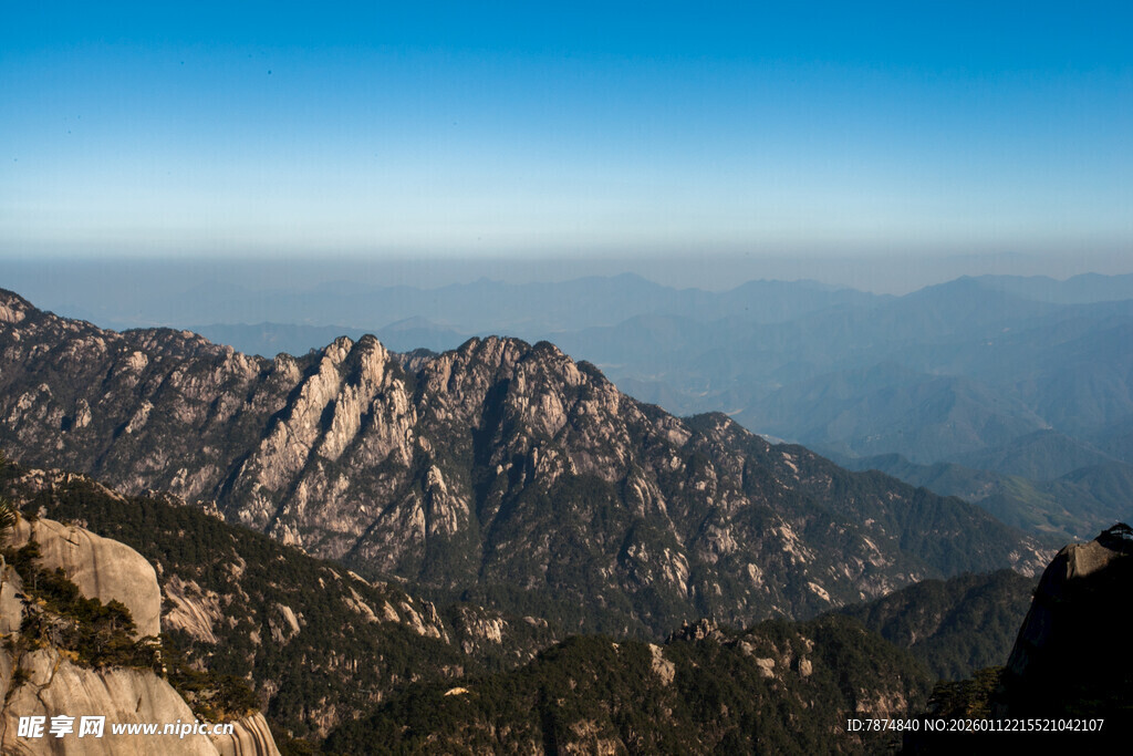 壮丽山景 蓝天映衬巍峨峰