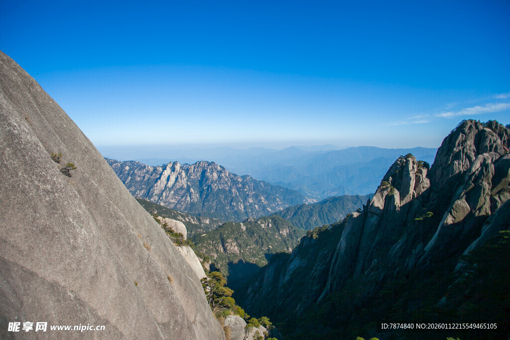 巍峨山峦壮丽风光