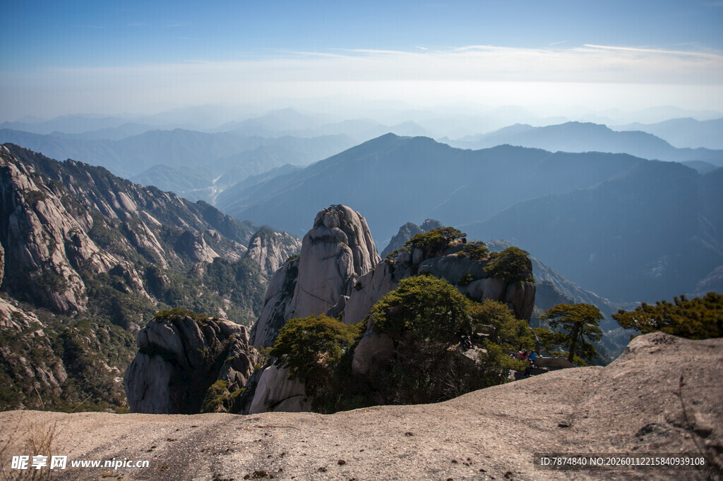 壮丽山景 远眺巍峨群山