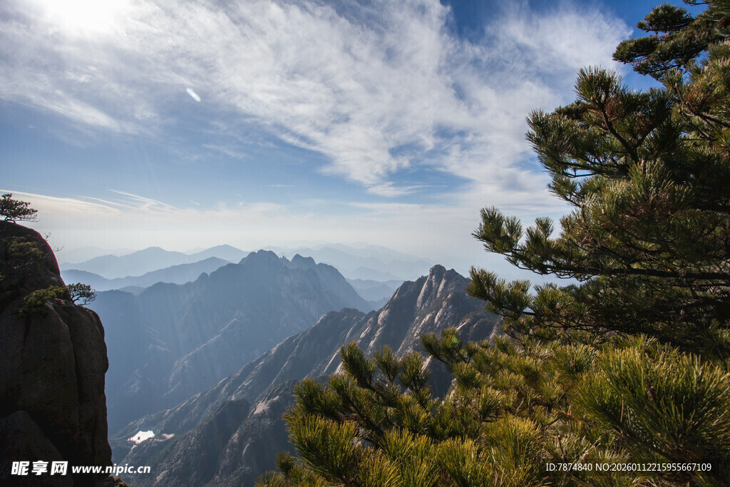 黄山美景 山峦与松的画卷