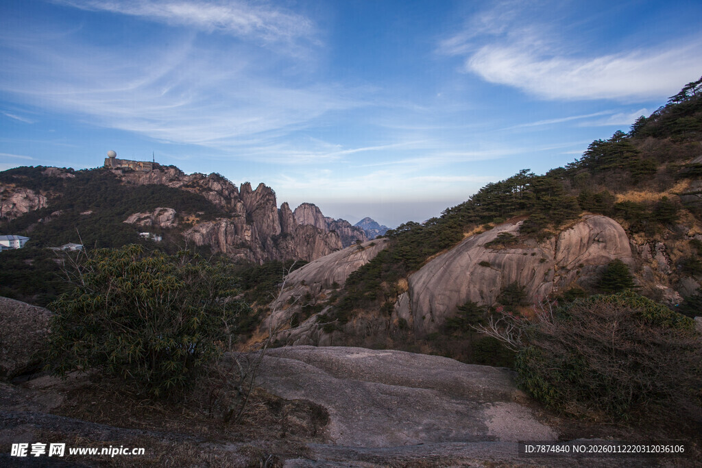 山间蜿蜒小路与秀丽山景