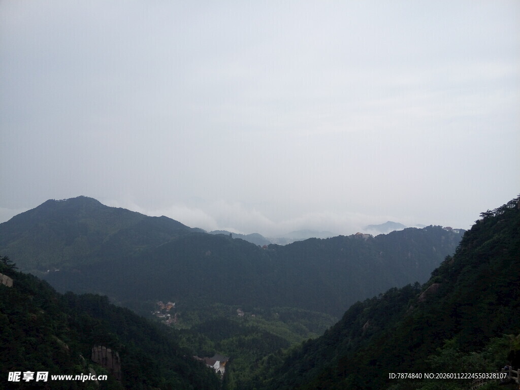 山峦叠翠的自然风光