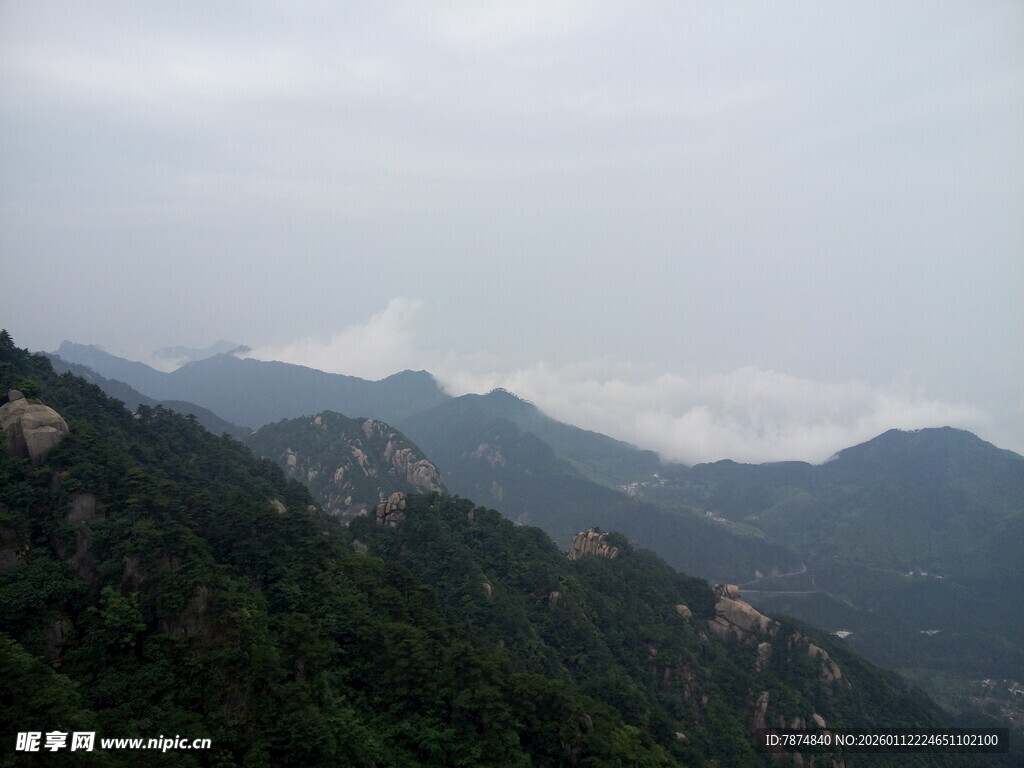 山峦云雾间的绿意景致