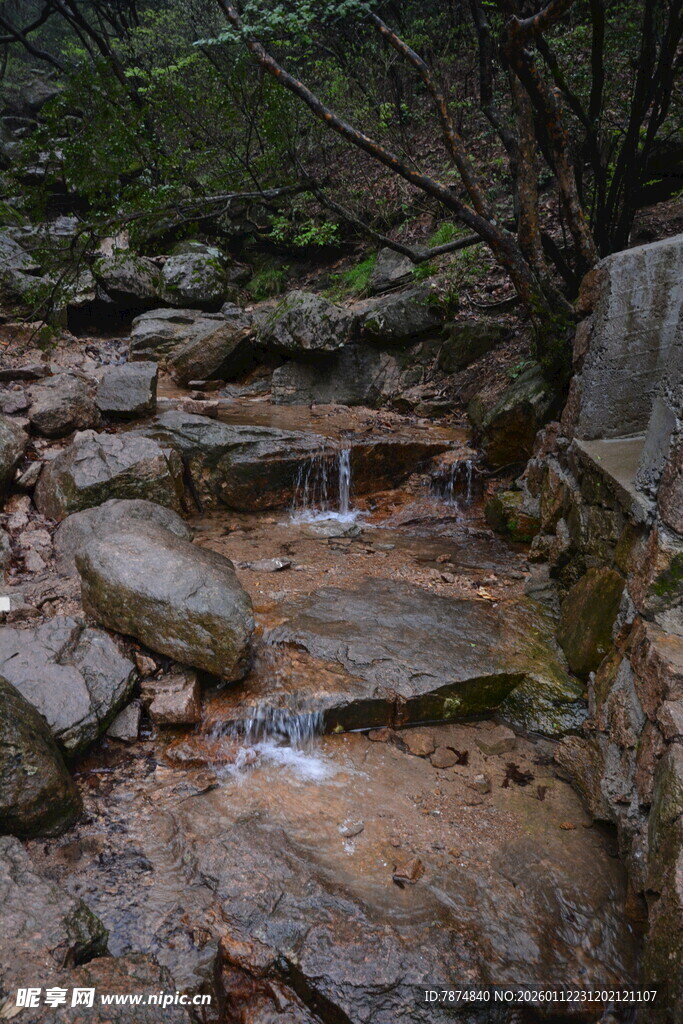 山间溪流与嶙峋石块