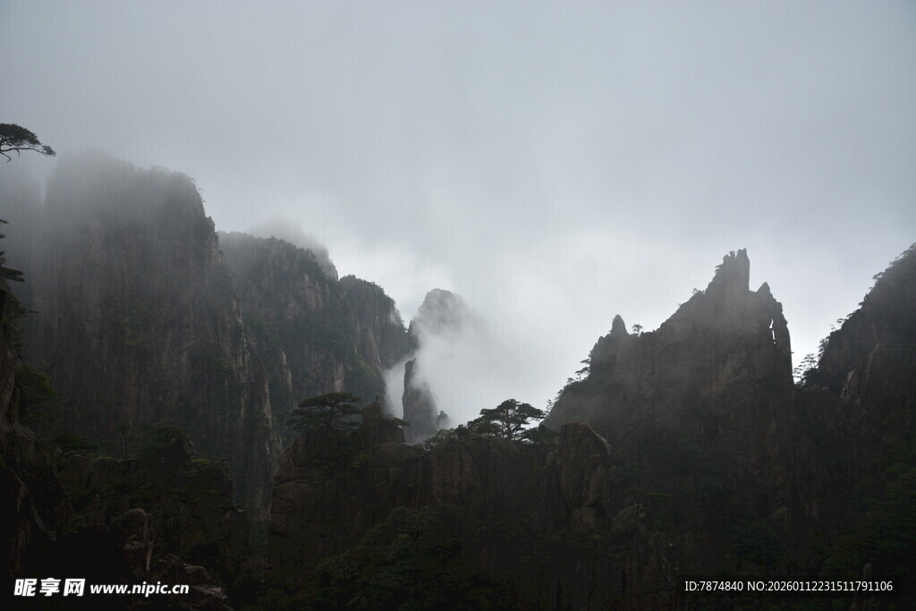 云雾缭绕的壮丽山峰