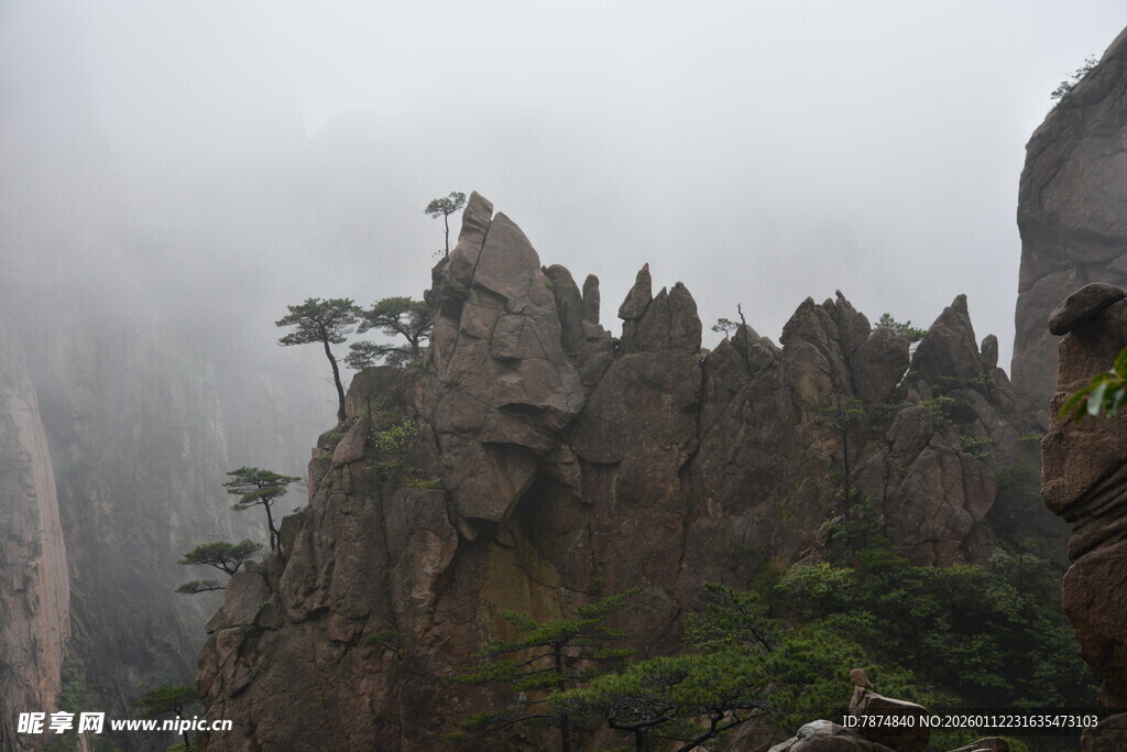 云雾缭绕的险峻山峰