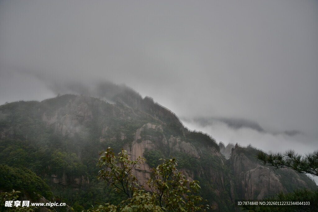 云雾缭绕的山峦美景