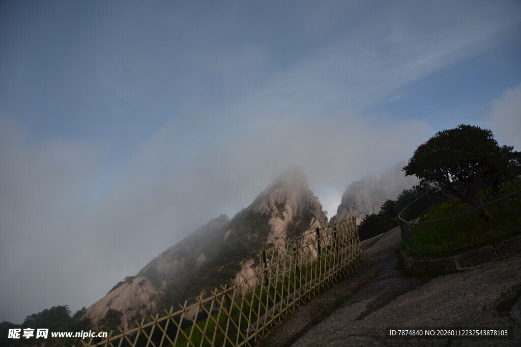 云雾缭绕的壮美山峰