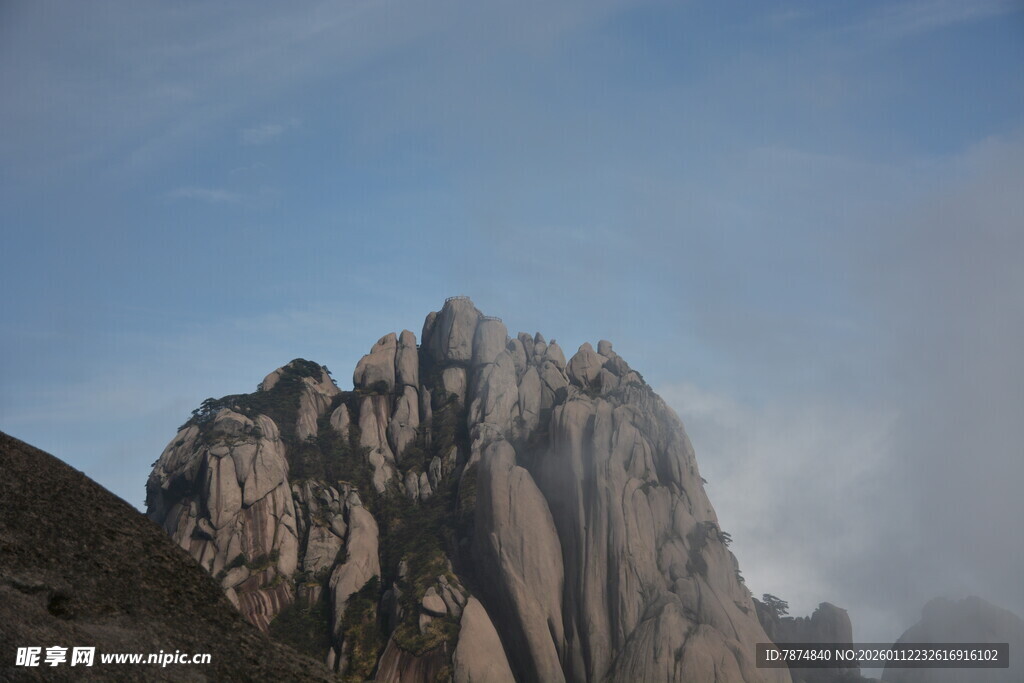 巍峨奇峰云雾间