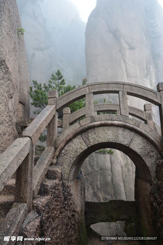 山间古石桥 云雾绕奇峰