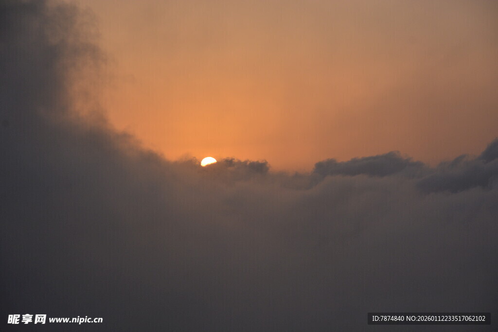日出云海间的壮丽景致
