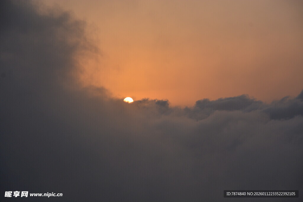日出云海间的壮丽景观