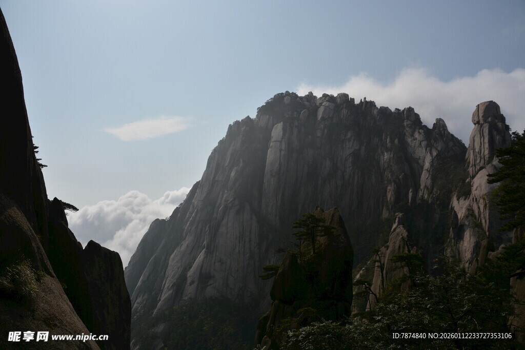 巍峨峻峭的壮丽山峰