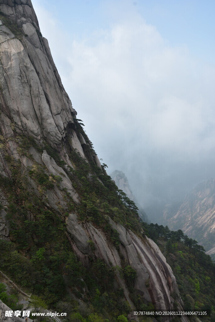 云雾缭绕的险峻山峰