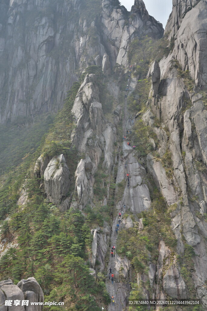 巍峨险峻的壮丽山峰