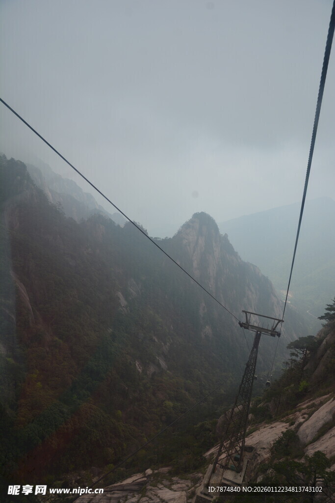 云雾中缆车穿行于山峦间