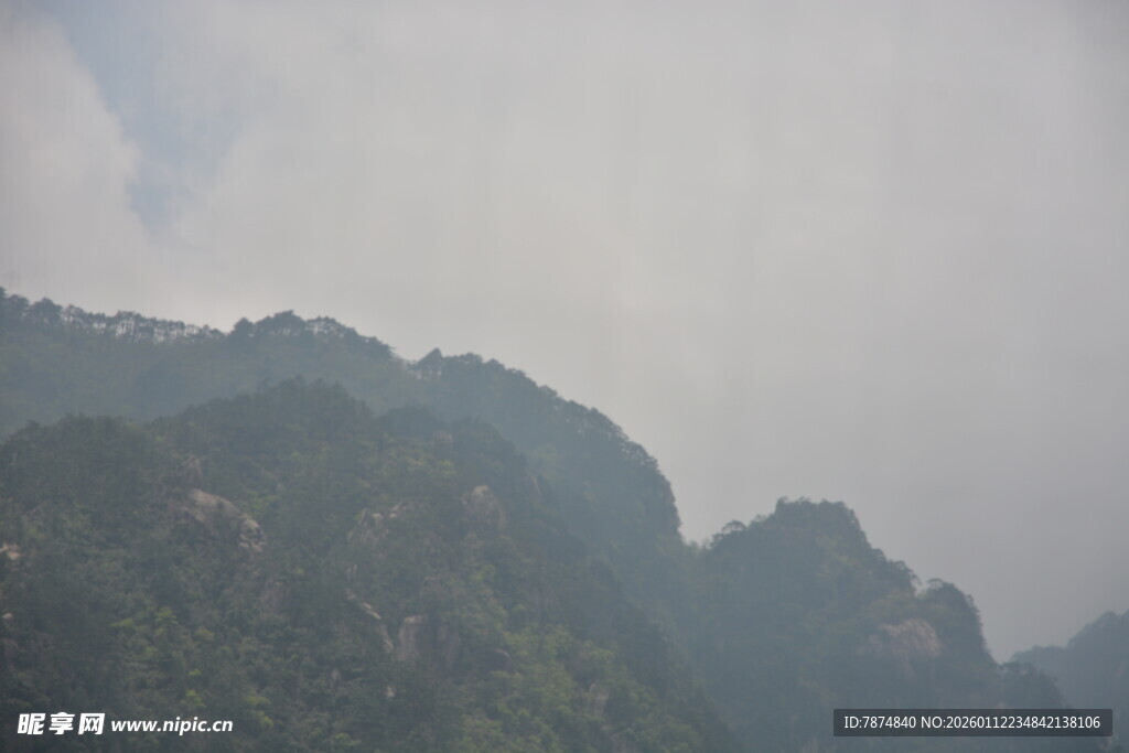 云雾缭绕的翠绿山峦