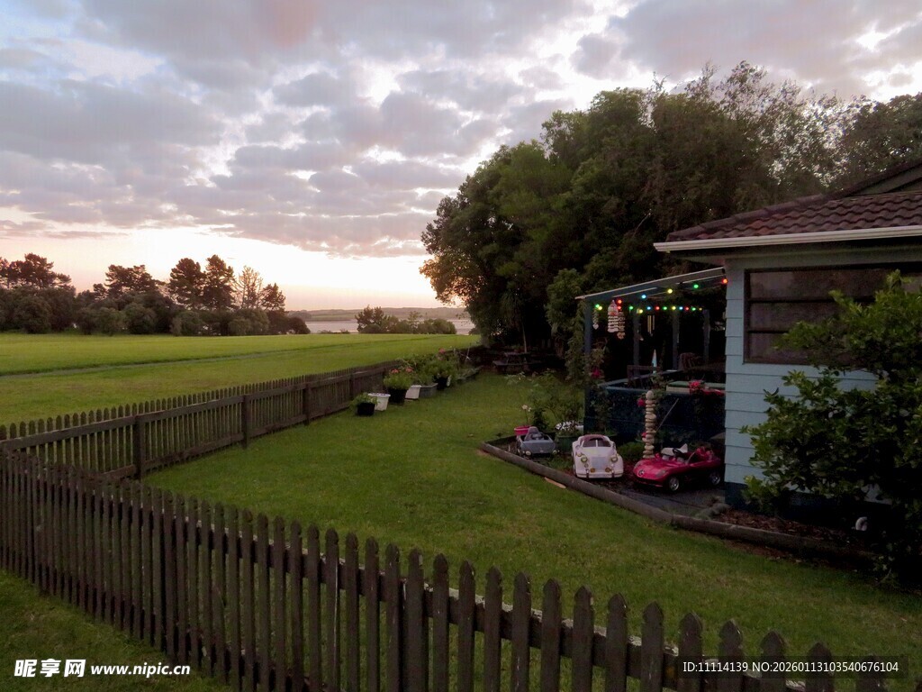 小镇黄昏时的温馨小院