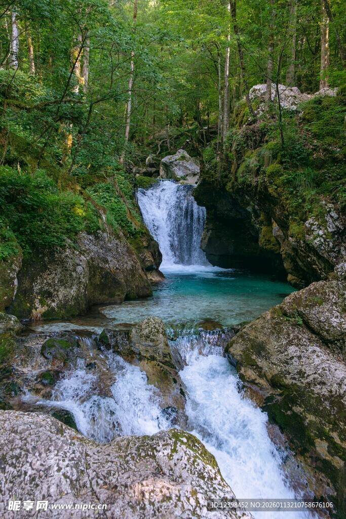 山林间的清澈瀑布美景