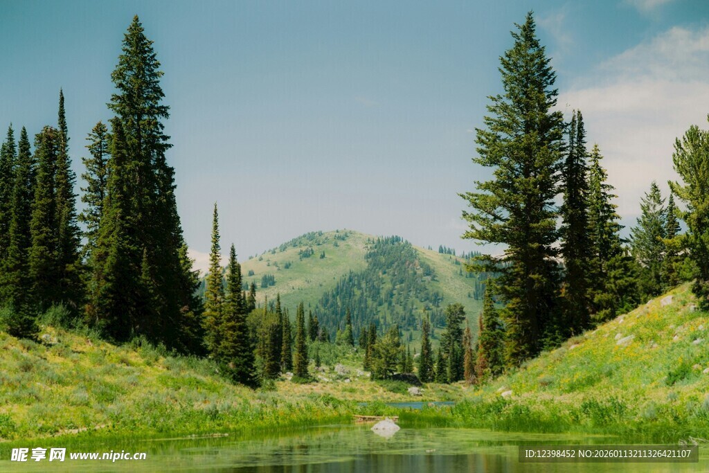 山间湖畔的清新自然美景