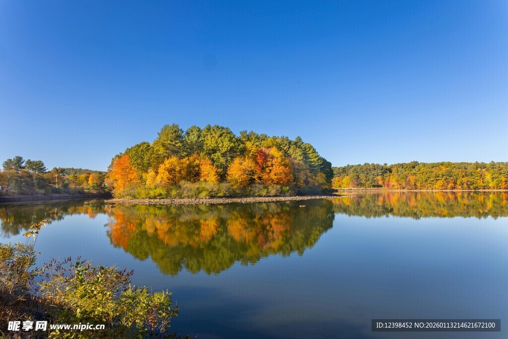 秋日湖畔美景