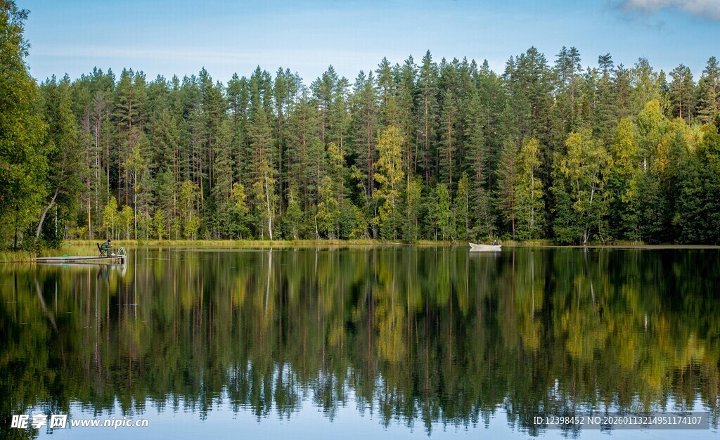 宁静湖畔森林倒影美景