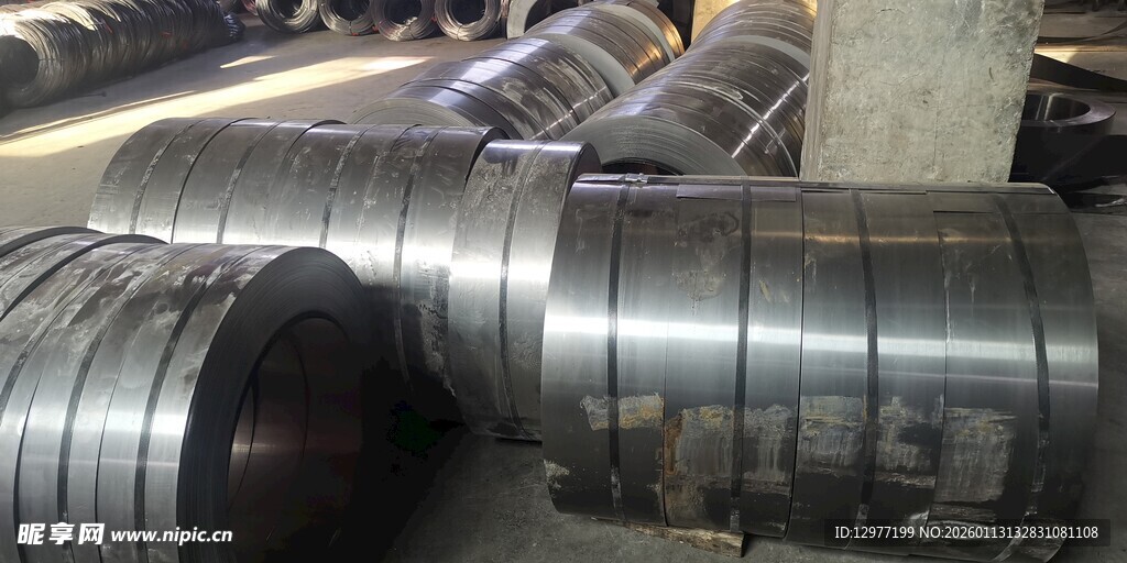 工厂内堆放的金属卷材