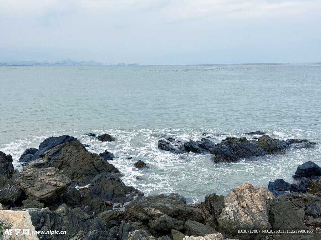 海边礁石与翻涌海浪