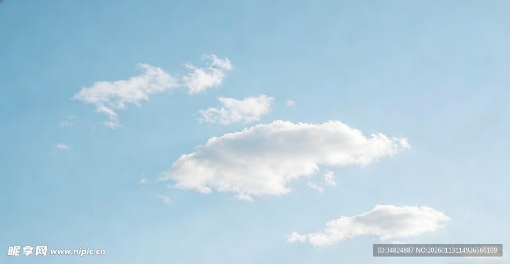 晴朗蓝天中的几朵白云