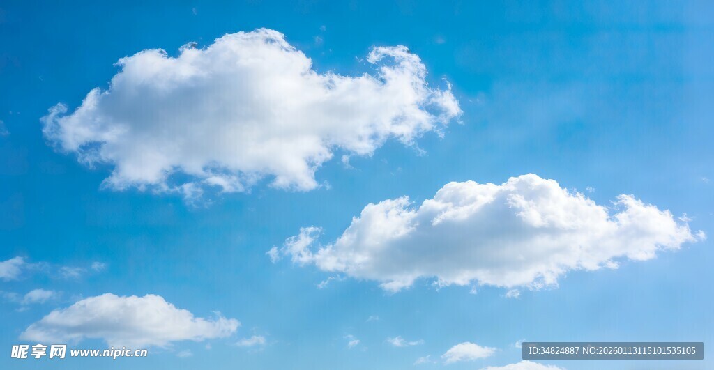 蓝天中的蓬松白云