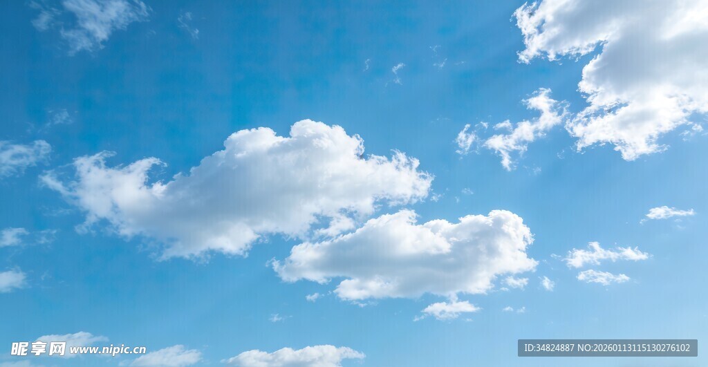 晴朗蓝天飘浮朵朵白云
