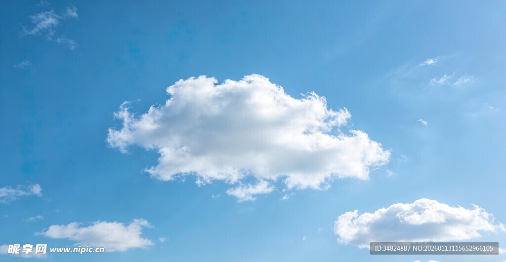 蓝天中的蓬松白云