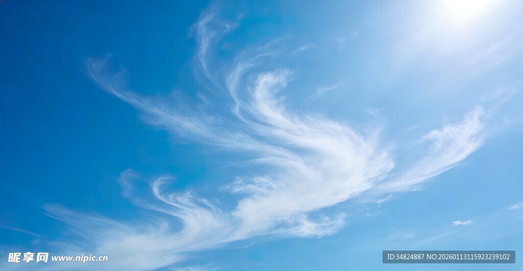 蓝天下的梦幻卷云