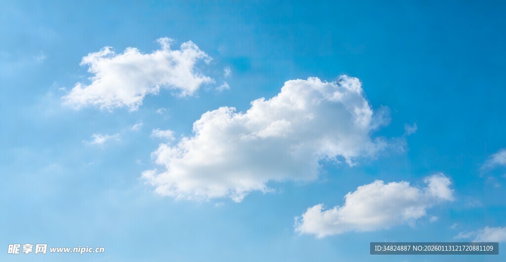 蓝天飘着几朵白云