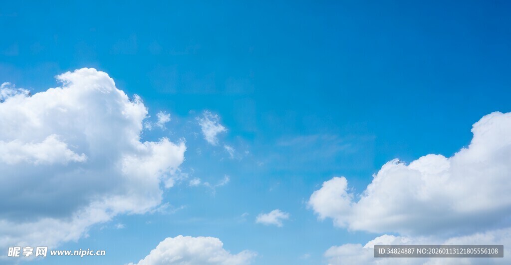 晴朗蓝天飘浮朵朵白云