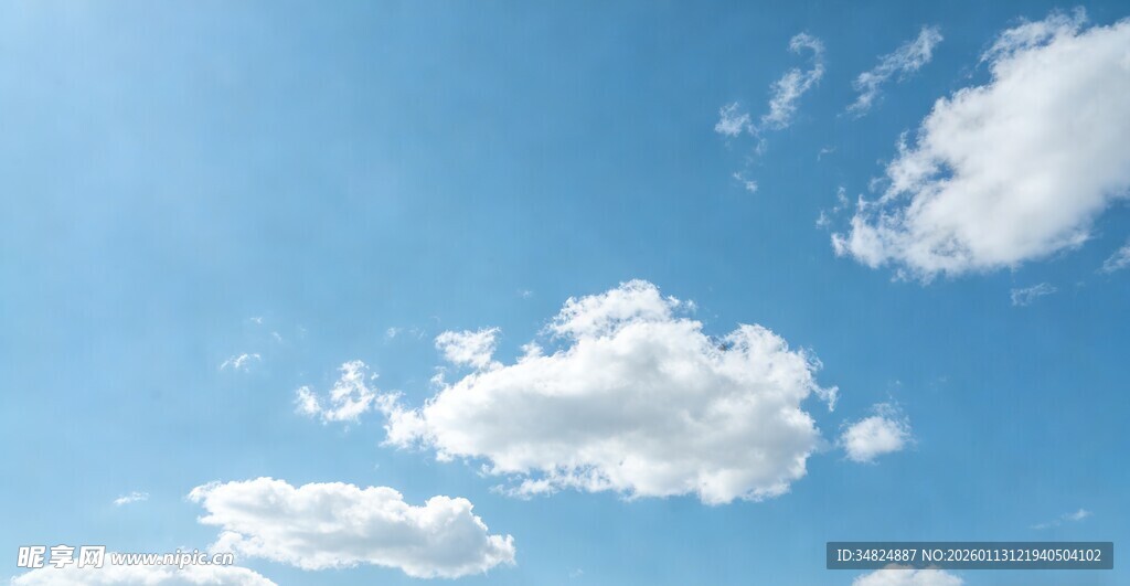 蓝天飘着几朵白云