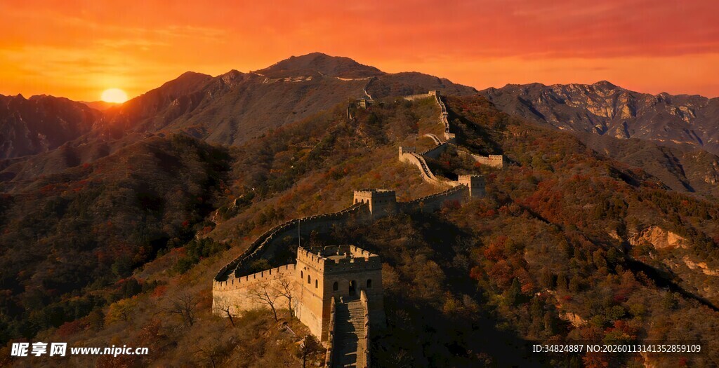 夕阳下的壮丽长城景观