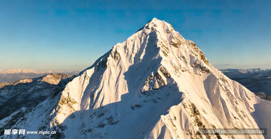 巍峨雪山壮丽景致