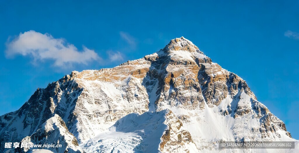 巍峨雪山壮丽景观