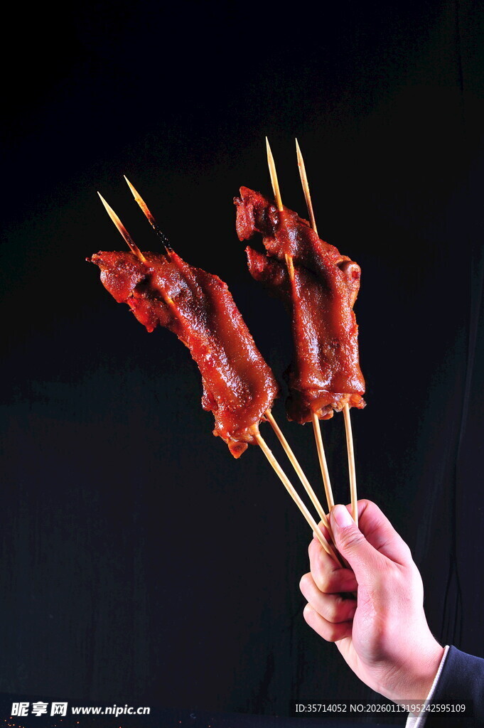 手持美味烤猪手