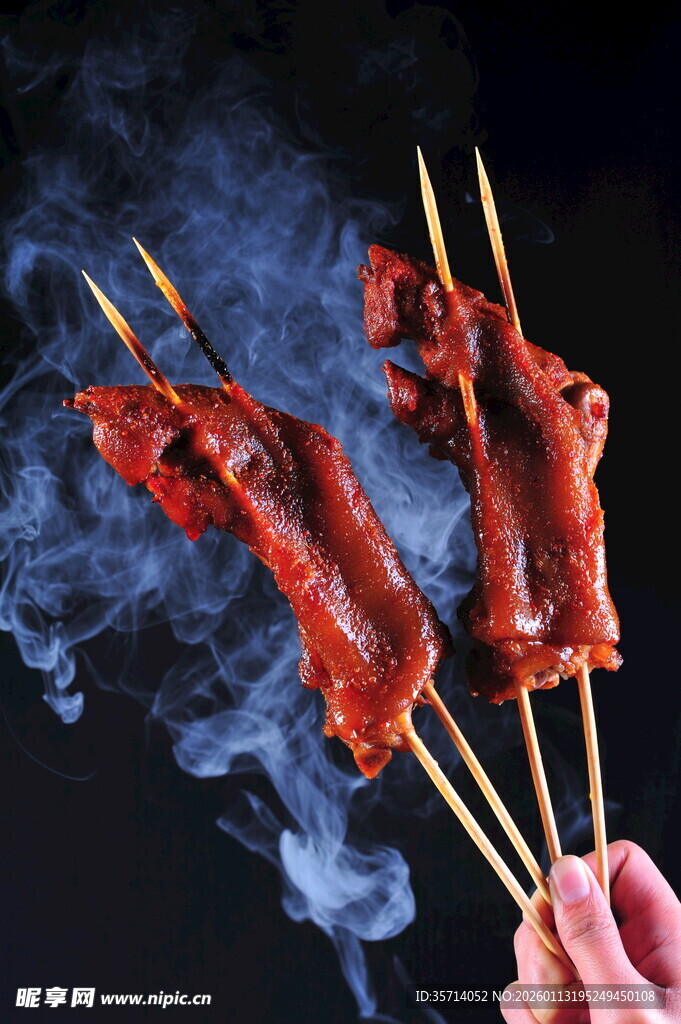 手持烤猪手香气四溢
