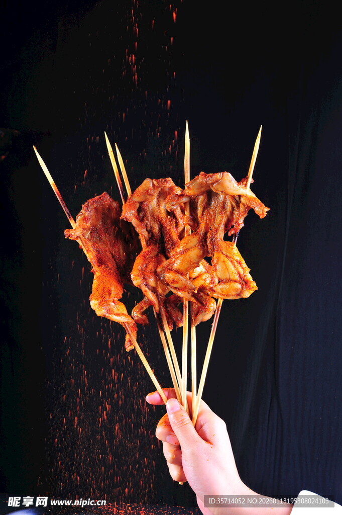 手持美味烤牛蛙