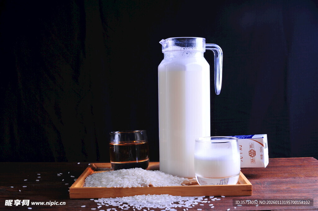 木制托盘上的米浆