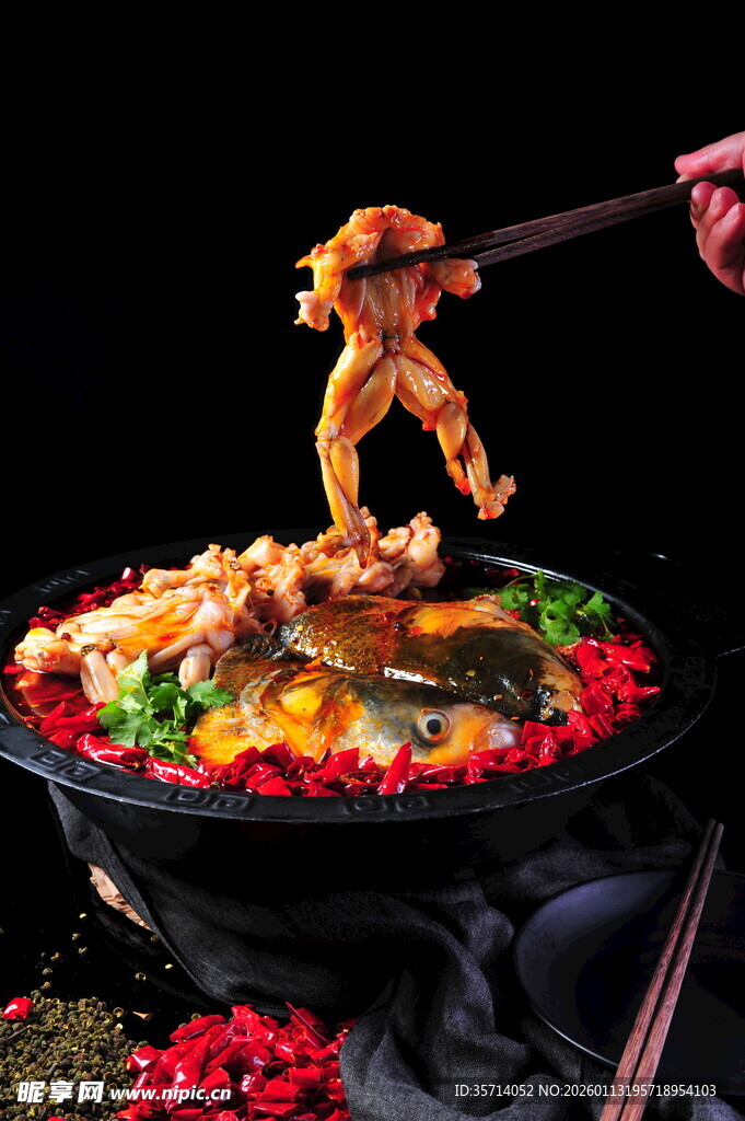 麻辣鲜香的牛蛙鱼头诱人火锅食材