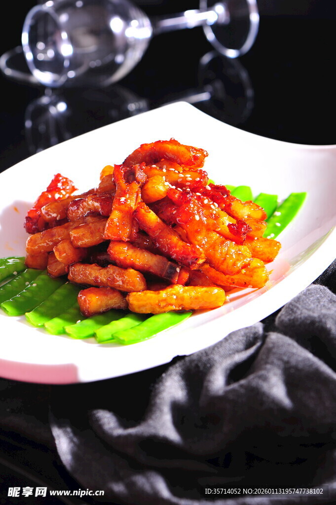 美味青椒炒肉摆盘中