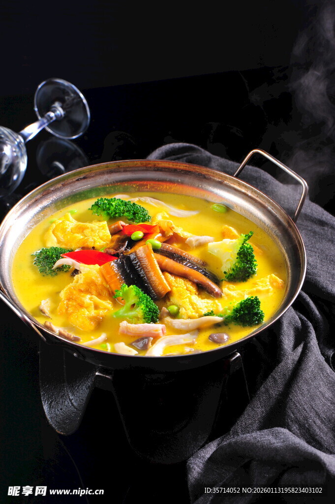 美味热气腾腾的火锅汤底